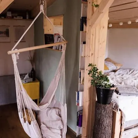 Susarna V Zahrade S Vuni Bylinek